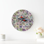 Tische mit Tischtennisplatte, große Wand, Uhr (Zuhause)