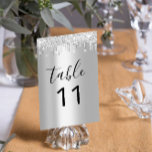 Tischnuber Silver Grau Tropfen Schwarz Funkelnd Tischnummer<br><div class="desc">Die Zazzle Tischnummer Silver Gray mit grauen Tropfen und Funkelnd Schwarz-Hintergrund ist ein atemberaubendes Dekor, das jedem Event einen raffinierten Glamour verleiht. Ideal für Hochzeiten, Galas oder jede formelle Ansammlung, verbindet diese Tischnummer Eleganz mit einer modernen Drehung. Das Design ist einzigartig und faszinierend und bietet eine elegante silbergraue Kulisse mit...</div>