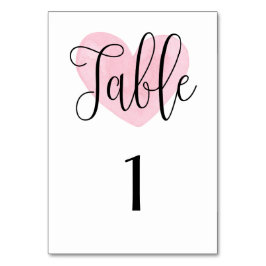 Tischnummer des rosa Herzens. Romantische Hochzeit