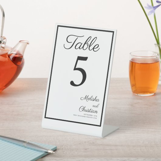 Tischnummer für ein modernes Hochzeitsfest. Sockelschild (In SItu)