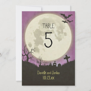 Tischnummer für eine Halloween-Hochzeit im lila