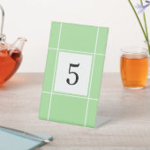 Tischnummer für einfache Hochzeiten in Grün und We Sockelschild (In SItu)