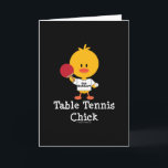 Tischtennis Chick Grußkarte Karte<br><div class="desc">Niedliche und lustige Tischtennis Kick-T - Shirt, T-Shirts und mehr Kleidung, Accessoires und Waren mit einem gelben Kick in einem Got Gummi-Tee mit einem Paddel in der einen Hand und einem Tischtennisball in der anderen. Diese Gegenstände sind ein niedliches Geschenk für einen Tischtennistrainer, Spieler oder Fan. Klicken Sie auf den...</div>