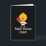 Tischtennis Chick Grußkarte Karte<br><div class="desc">Niedliche und lustige Tischtennis Kick-T - Shirt, T-Shirts und mehr Kleidung, Accessoires und Waren mit einem gelben Kick in einem Got Gummi-Tee mit einem Paddel in der einen Hand und einem Tischtennisball in der anderen. Diese Gegenstände sind ein niedliches Geschenk für einen Tischtennistrainer, Spieler oder Fan. Klicken Sie auf den...</div>