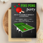 Tischtennis Ping Pong Geburtstagsparty Einladung<br><div class="desc">Die coole Geburtstagsfeier mit Tischtennistisch und rotem Paddel vor einem Kalkboard lädt zum Verweilen ein. Fügen Sie einfach Ihre Veranstaltungsdetails zu dieser einfach zu bedienenden Vorlage hinzu,  um sie zu einer einmaligen Einladung zu machen. Dreh die Karte um,  um ein grün-weiße Streifen-Muster auf der Kartenrückseite zu erkennen.</div>