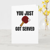 Tischtennis-Spieler gibt Ping-Pong-Trainersattel Karte (Gelbe Blume)