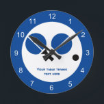 Tischtennis Tischtennisschläger und Ballblau Runde Wanduhr<br><div class="desc">Tischtennis Tischtennisschläger und Kugel schwarz, blau, rund um die Wand Uhr, die ein minimalistisches Piktogramm Ikone der blauen schwarzen Tischtennis Schläger und Kugel und Ihr Text auf weißem Hintergrund mit blauem Rand zeigt. Dieses coole Design ist eine Vorlage und ist vollständig anpassbar.</div>