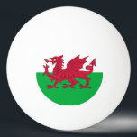 Tischtennisball mit Flagge von Wales<br><div class="desc">Mit diesen patriotischen Tischtennisbällen, die die Flagge von Wales zeigen, können Sie Ihr Tischtennisspiel auf die nächste Stufe bringen! Diese Tischtennisbälle wurden sowohl für Freizeit- als auch für Wettkampfspiele konzipiert und zeigen die ikonischen Farben und Symbole der walisischen Flagge. Sie verleihen jedem Tischtennis und Volleyball einen besonderen Stolz. Sie sind...</div>