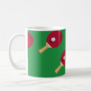 Tischtennisschläger und Ball auf Grün Kaffeetasse