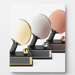 Tischtennistrophäen auf weißem Grund Fotoplatte