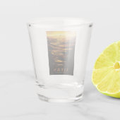 Titan der größte Mond des Planeten Saturn Schnapsglas (Rückseite)