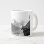 Titanic an den Docks von Southampton Jumbo-Tasse (Vorderseite Rechts)