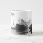Titanic an den Docks von Southampton Jumbo-Tasse (Vorderseite)