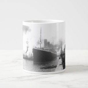 Titanic an den Docks von Southampton Jumbo-Tasse