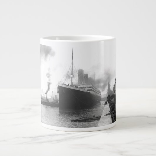 Titanic an den Docks von Southampton Jumbo-Tasse (Vorderseite)