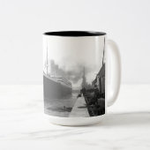Titanic an den Docks von Southampton Zweifarbige Tasse (VorderseiteRechts)