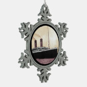 Titanic auf See Schneeflocken Zinn-Ornament (Links)