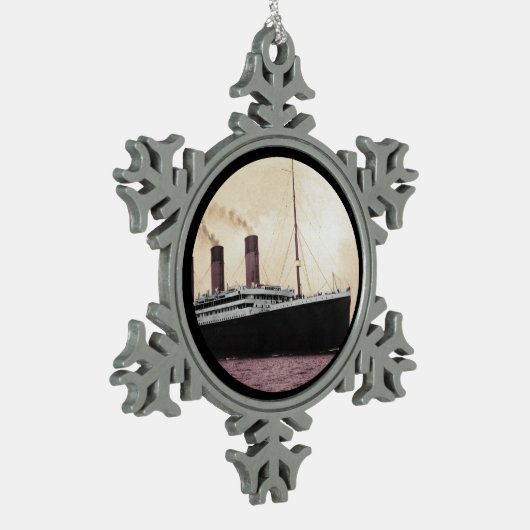 Titanic auf See Schneeflocken Zinn-Ornament (Links)