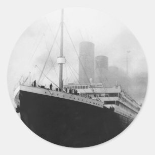 Titanic im Dock in Southampton Runder Aufkleber