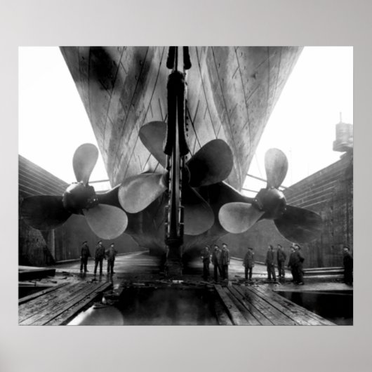 Titanic in Drydock Circa 1912 Poster (Vorne)