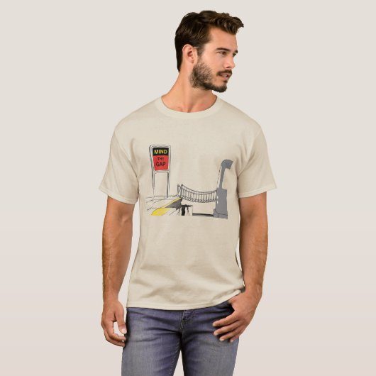 Titel: Mind the Gap - Surreal London Train Art T-Shirt (Vorne ganz)
