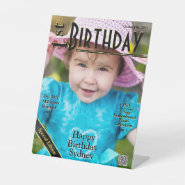 Titelseite des 1. Geburtstagsmagazins Imitate Sockelschild