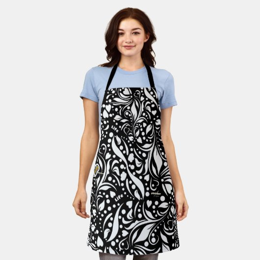 To Life Black Schürze von Adiela Akoo (Getragen)