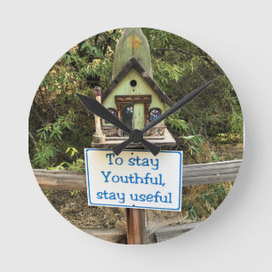To Stay Youthful, Stay Useful, Funny Sign Runde Wanduhr
