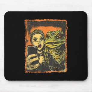 Toad Monster Selfie mit Goth Girl Horror Comic Gr Mousepad
