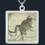 Toad Swinning im Wasser Versilberte Kette<br><div class="desc">Vision Studio verwendet in diesem Kunstwerk die giclée (Französisch für "Spray") Technik. Es ist einzigartig,  und die verschiedenen Grüntöne unterstreichen die Ruhe auf diesem Bild. Wählen Sie dieses Kunstwerk für Ihr nächstes Zazzle-Produkt.</div>
