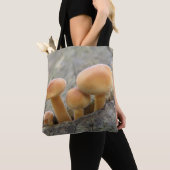 Toadstocker auf einem Baumstamm Tasche (Von Nahem)