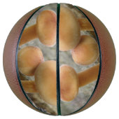 Toadstools auf einem TRee Trunk Basketballs (Vertikal)