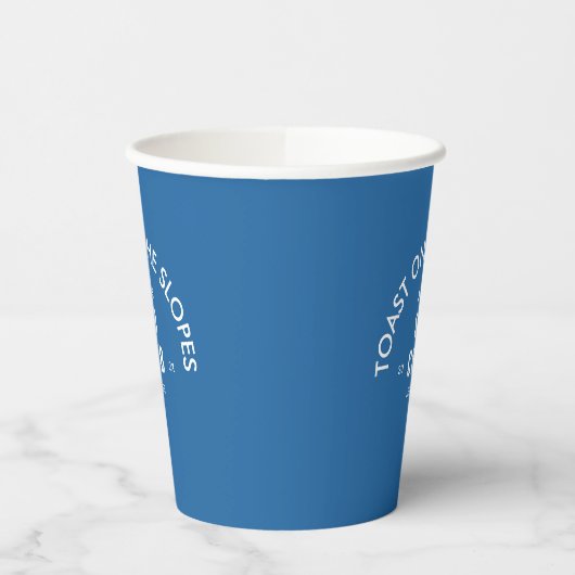 Toast auf den Pisten Après Ski Club Sky Blue Pappbecher (Links)