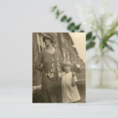 Tochter von Mutter und Gebäude Postkarte (Stehend Vorderseite)