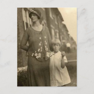 Tochter von Mutter und Gebäude Postkarte
