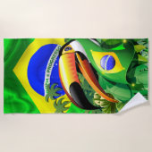 Toco Toucan mit brasilianischer Flagge Strandtuch (Vorderseite)