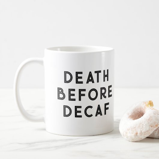 Tod vor Decaf Funny Typografy Tasse (Mit Donut)