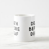 Tod vor Decaf Funny Typografy Tasse (Mittel)
