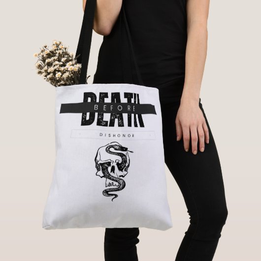 Tod vor Ehrerbietung der Tasche (Von Nahem)