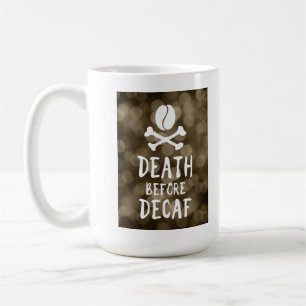 Tod vor entcoffeiniertem Kaffeebohne und Totenkopf Kaffeetasse