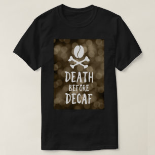 Tod vor entcoffeiniertem Kaffeebohnen und Totenkop T-Shirt