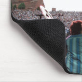 Todd Sucherman hinter Ausrüstung am Rot schaukelt Mousepad (Ecke)