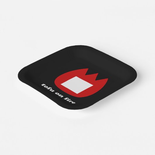 📛 Tofu in Brand Pappteller (Gewinkelt)