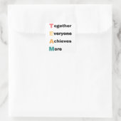 Together Everyone Achieves More 2 Quadratischer Aufkleber (Tasche)