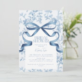 Toile De Jouy Blue Bow Bridal Dusche Einladung (Stehend Vorderseite)