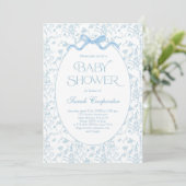 Toile De Jouy Bow Baby Shower Boy Einladung (Stehend Vorderseite)
