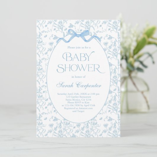 Toile De Jouy Bow Baby Shower Boy Einladung (Stehend Vorderseite)