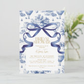 Toile De Jouy Dusty Blue Bow Brautparty Einladung (Stehend Vorderseite)