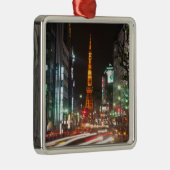 Tokio, Japan. Tokyo Tower ist eine Verbindung Silbernes Ornament (Rechts)