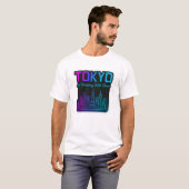 Tokyo In Harmony With Chaos – Neon Skyline Art T-Shirt (Vorne ganz)